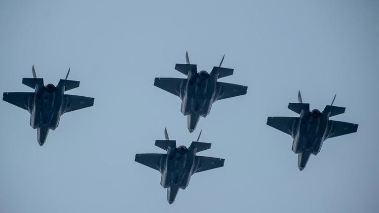 How does the F-35 Lightning II take off and land vertically and how ...