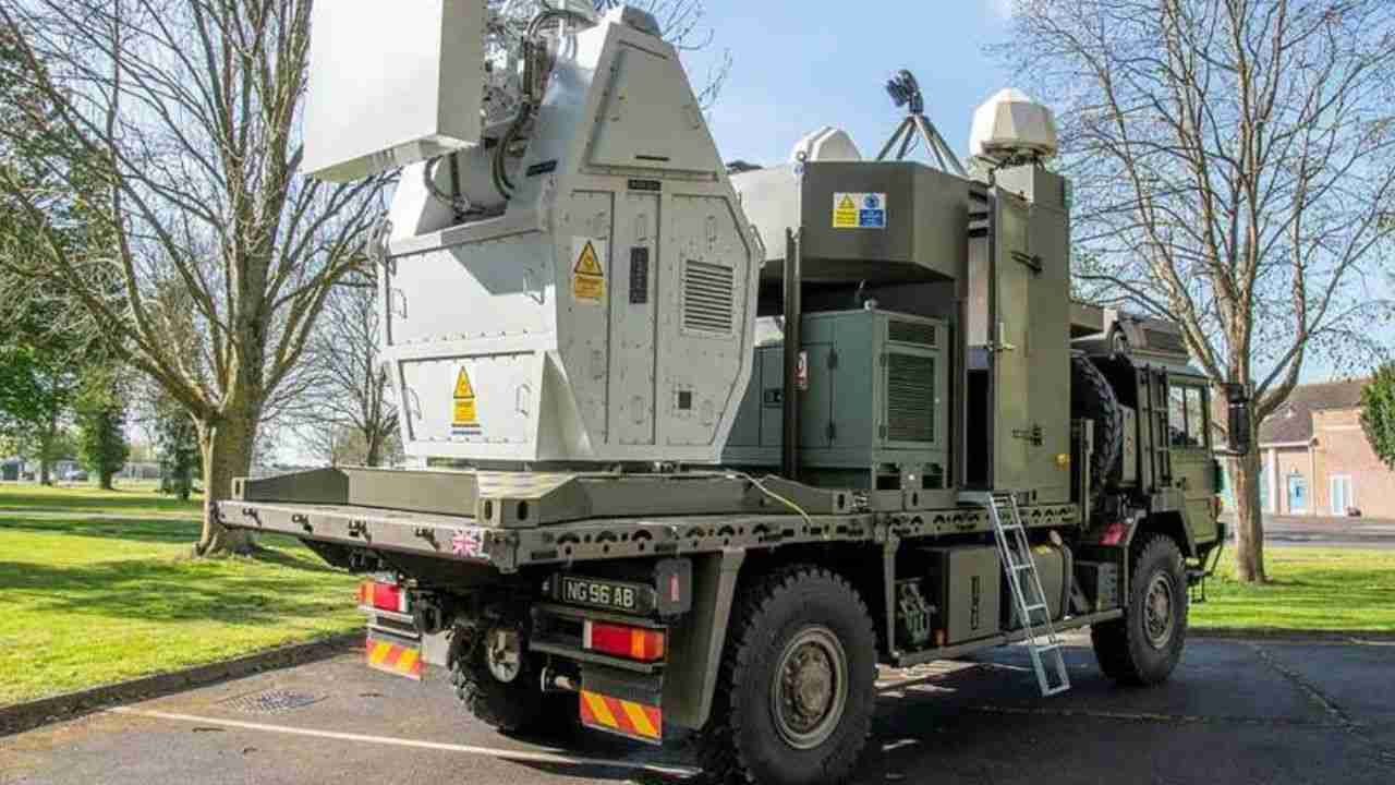Thales revela arma de micro-ondas capaz de derrubar 80 drones