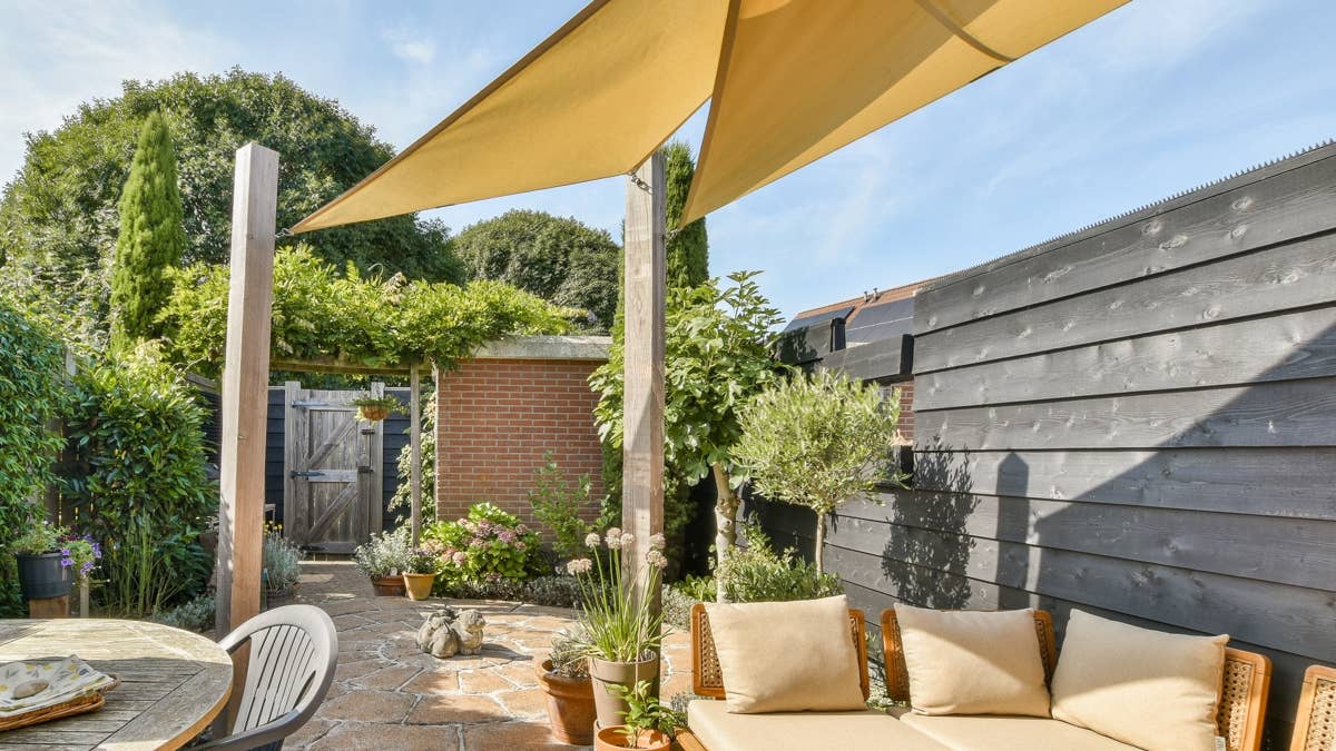 abeautifullyarrangedoutdoorgardenpatiofeaturingcomfortableseatingvibrant