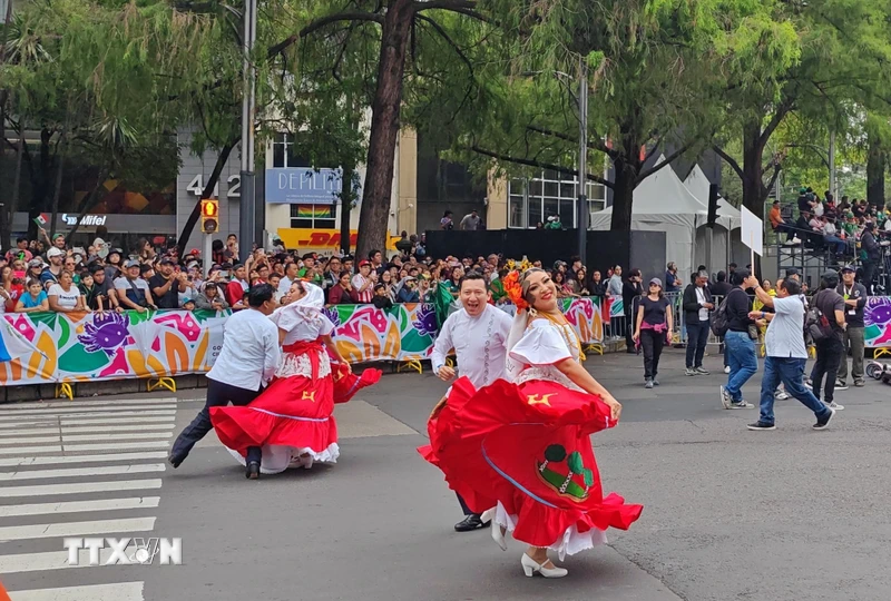 Rộn ràng lễ hội đường phố ở Mexico City chào sự kiện thể thao lớn nhất hành tinh