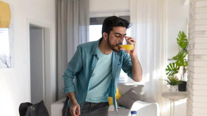 Saltarse el desayuno y tomar refresco por la mañana son hábitos comunes en México