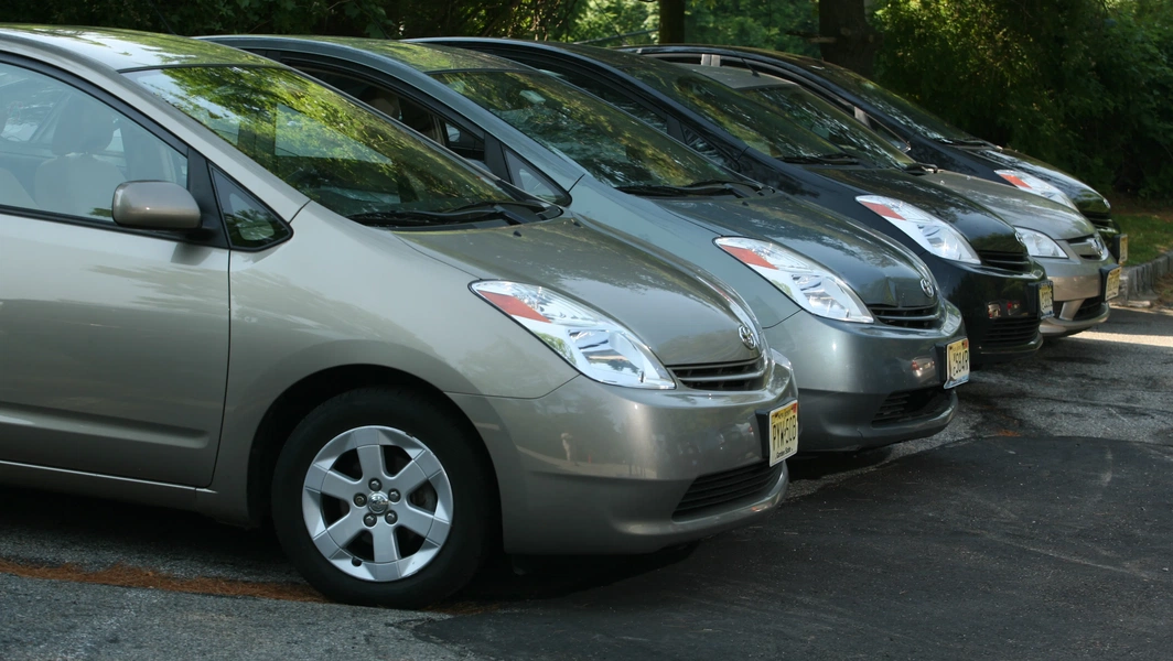 Prius tops Camry hybrid with 6 mpg lead in EPA ratings