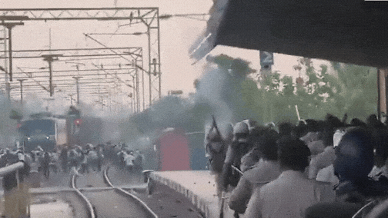 student protest at patliputra station in bihar turns violent: train blockade, stone-pelting - video