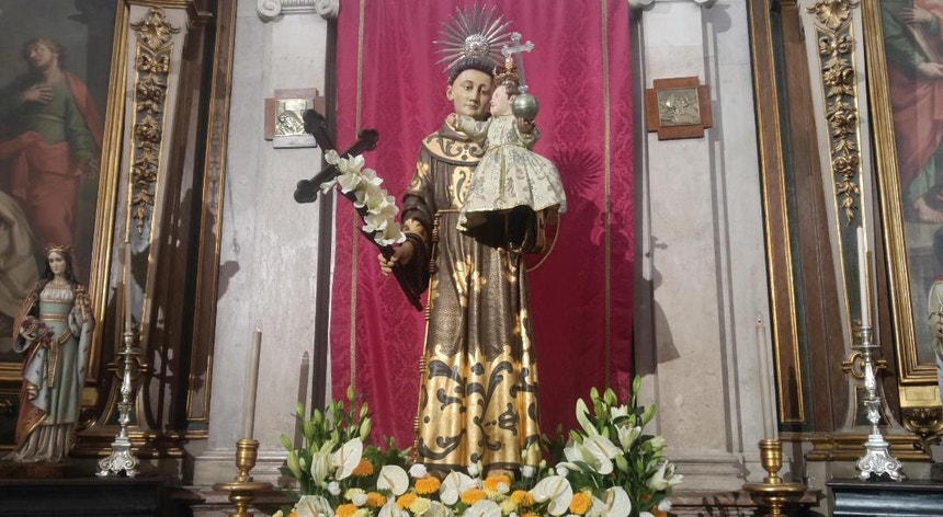milhares-de-pessoas-visitam-a-igreja-de-santo-ant-nio-em-lisboa
