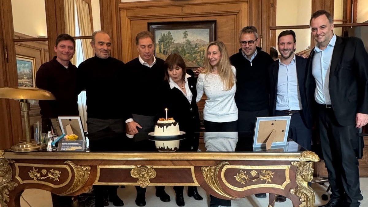 Adorni recibe a senadores libertarios en Casa Rosada mientras Bullrich ...