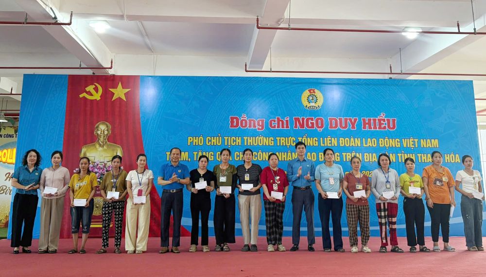 Phó Chủ tịch Thường trực Tổng LĐLĐ Việt Nam thăm, tặng quà công nhân lao động