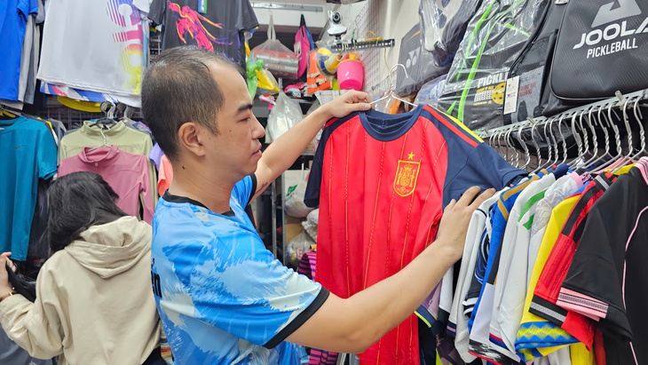 Ăn theo World Cup: Đồ thể thao thấp thỏm, quán cà phê chi tiền triệu dựng màn chiếu kéo khách