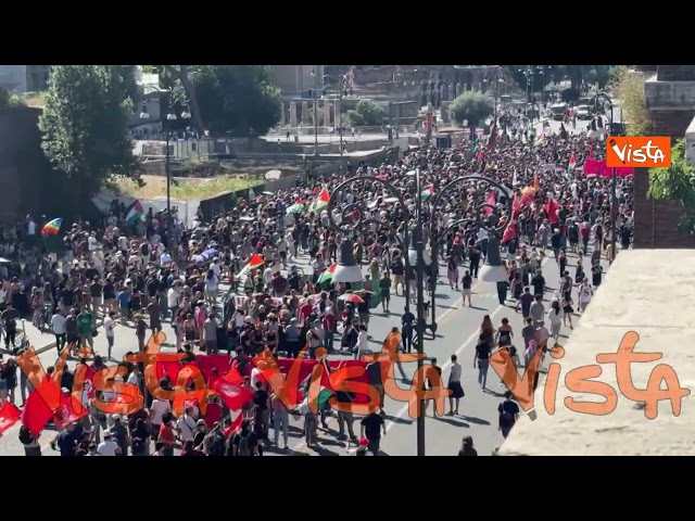 Il corteo antifascista su via dei Fori Imperiali visto dall'alto