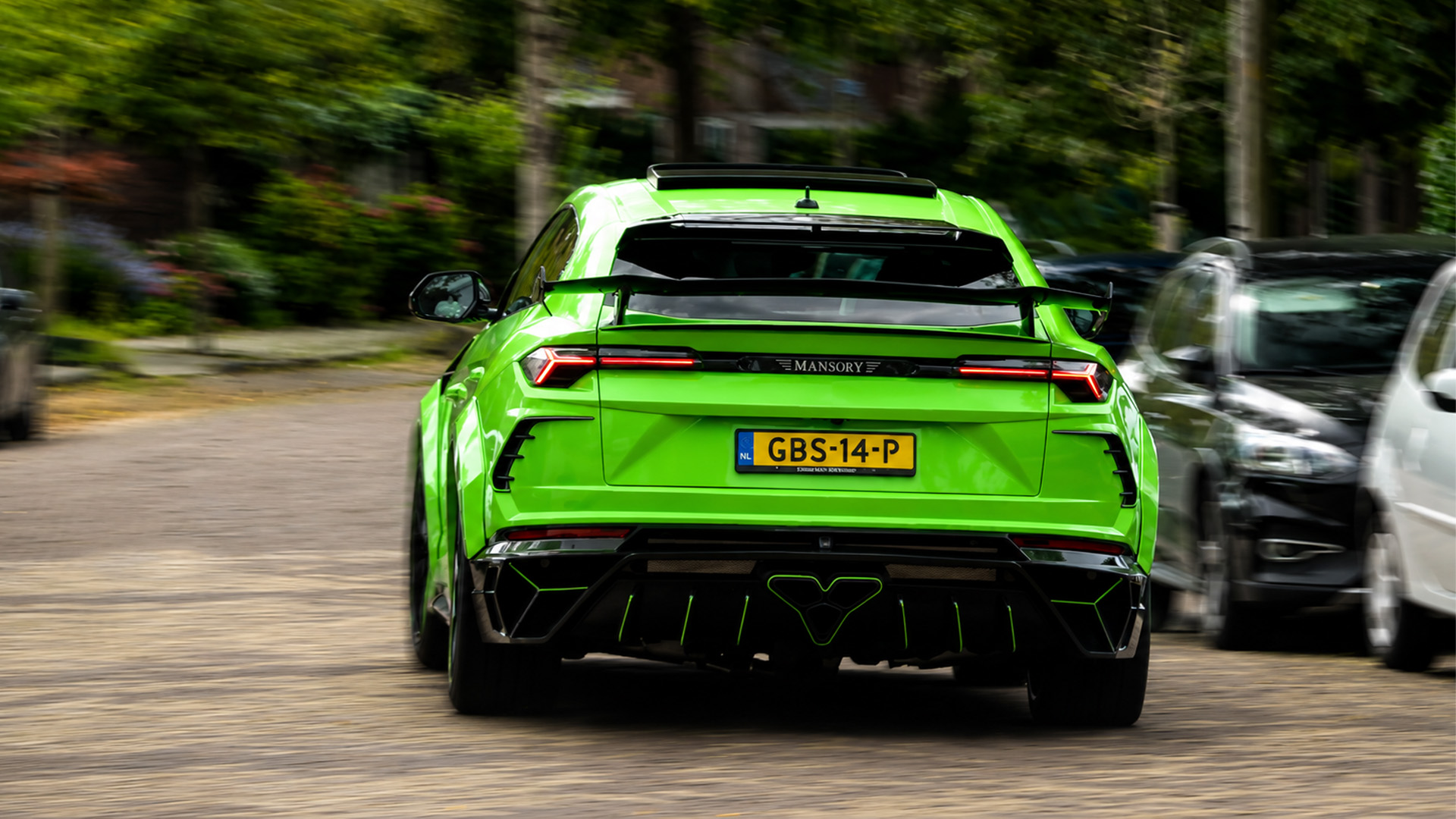 Lamborghini Urus Mansory accelera forte in una strada stretta