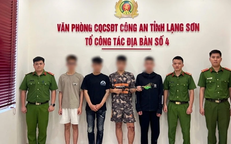 Bắt nhóm thanh niên chạy xe máy hỗn chiến trên đường