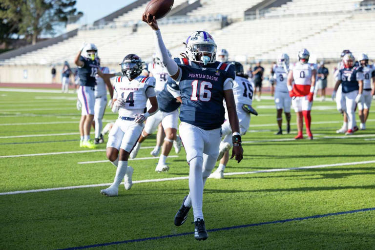 Blue Team rallies late to edge White Team in FCA All-Star Classic