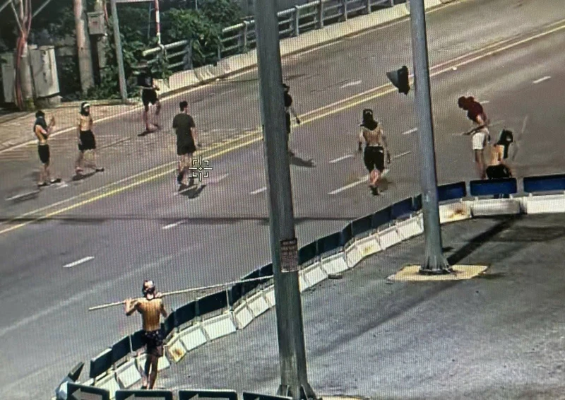 Camera AI 'tóm gọn' nhóm học sinh tụ tập mang theo hung khí