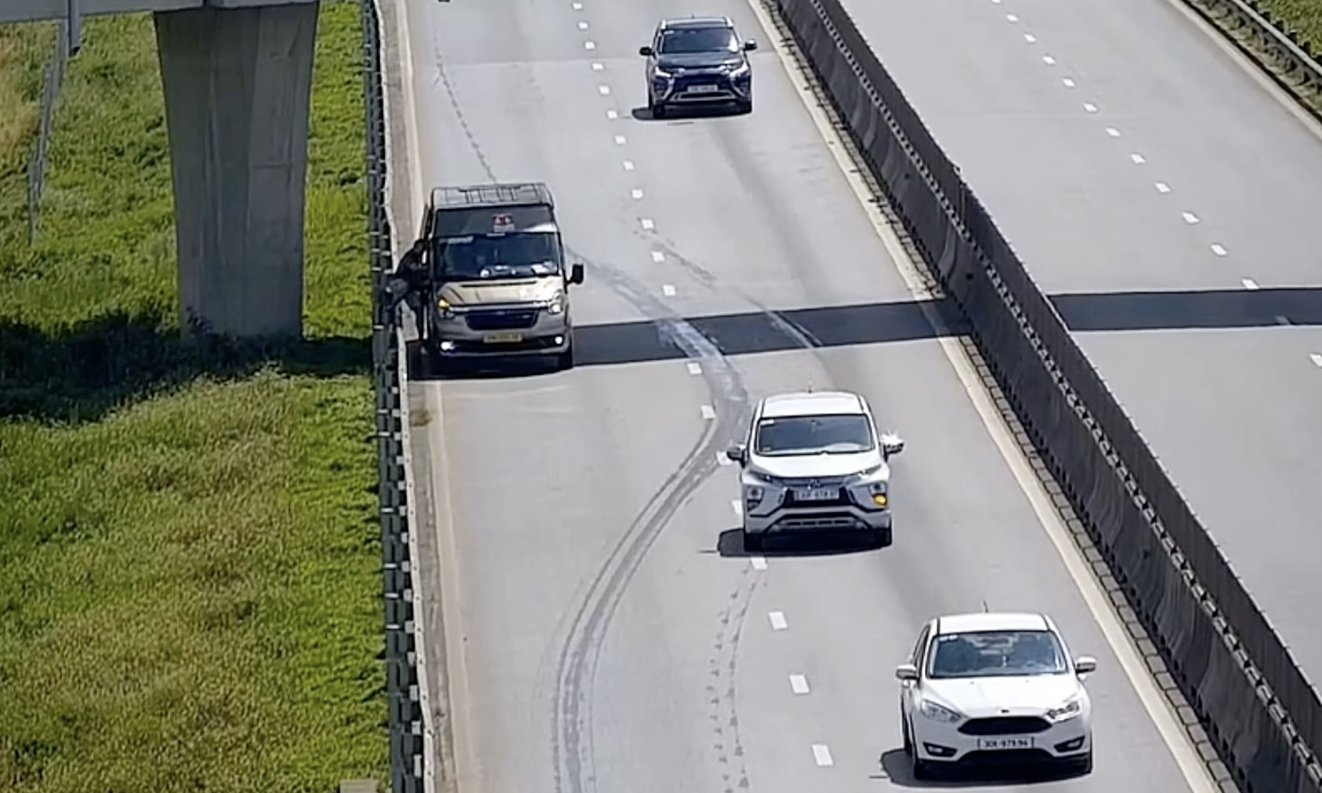 Driver fined $490 for restroom stop on Vietnam expressway