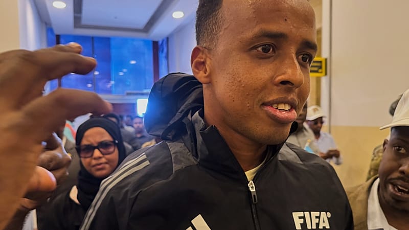 L'arbitre Omar Artan, à qui l'entrée aux États-Unis a été refusée, arrive à Mogadiscio, en Somalie, le mercredi 10 juin 2026. (Photo AP/Farah Abdi Warsameh)