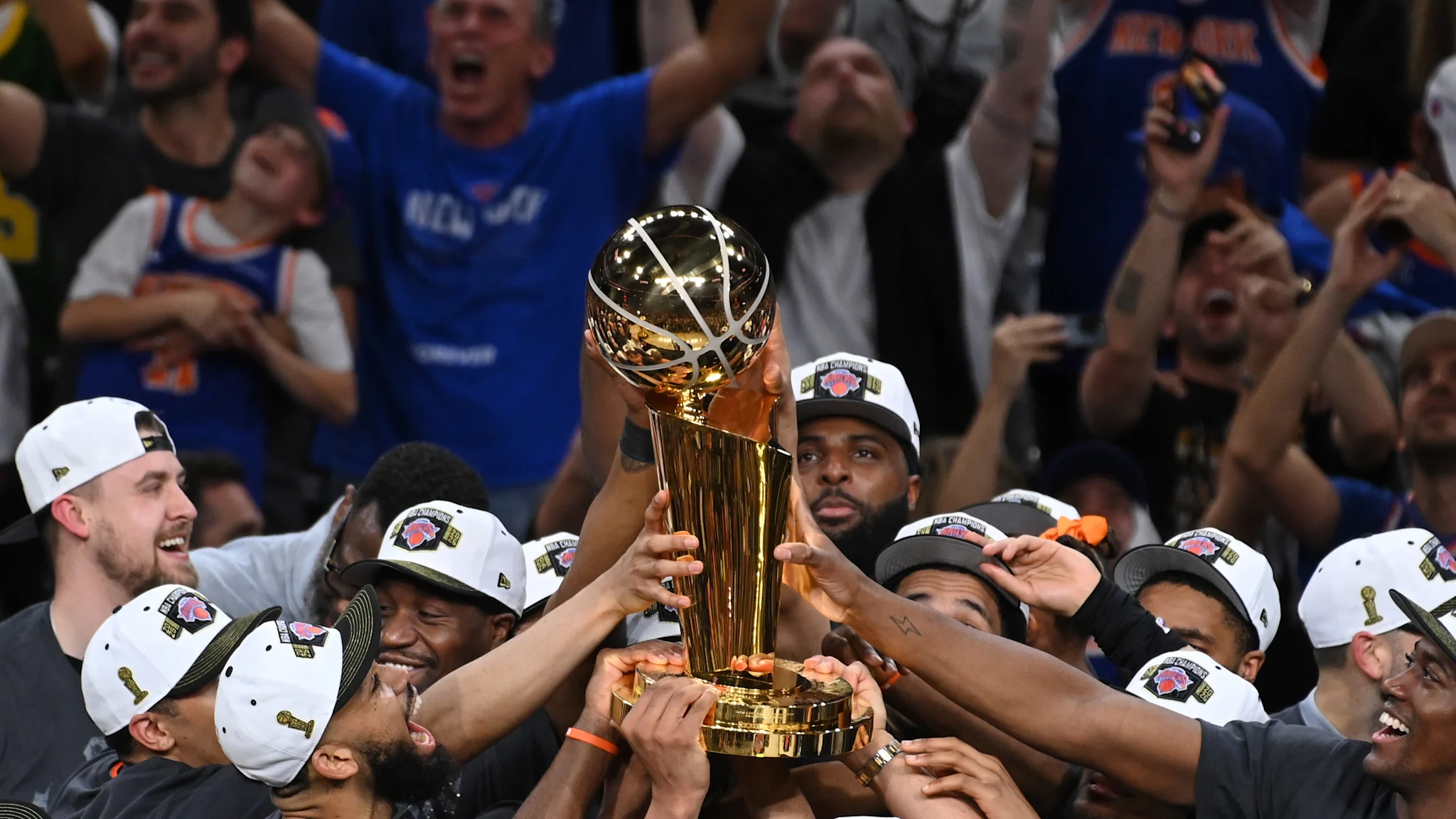 Knicks players light cigars on Spurs court after winning first title in ...
