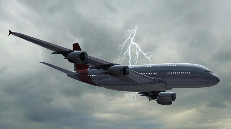 Modernes Passagierflugzeug im Flug bei Gewitter PUBLICATIONxINxGERxSUIxAUTxONLY Copyright: xBestgreenscreenx Panthermedia14786265