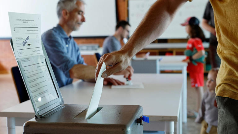 La Svizzera vota sul limite a 10 milioni della popolazione: vince il no