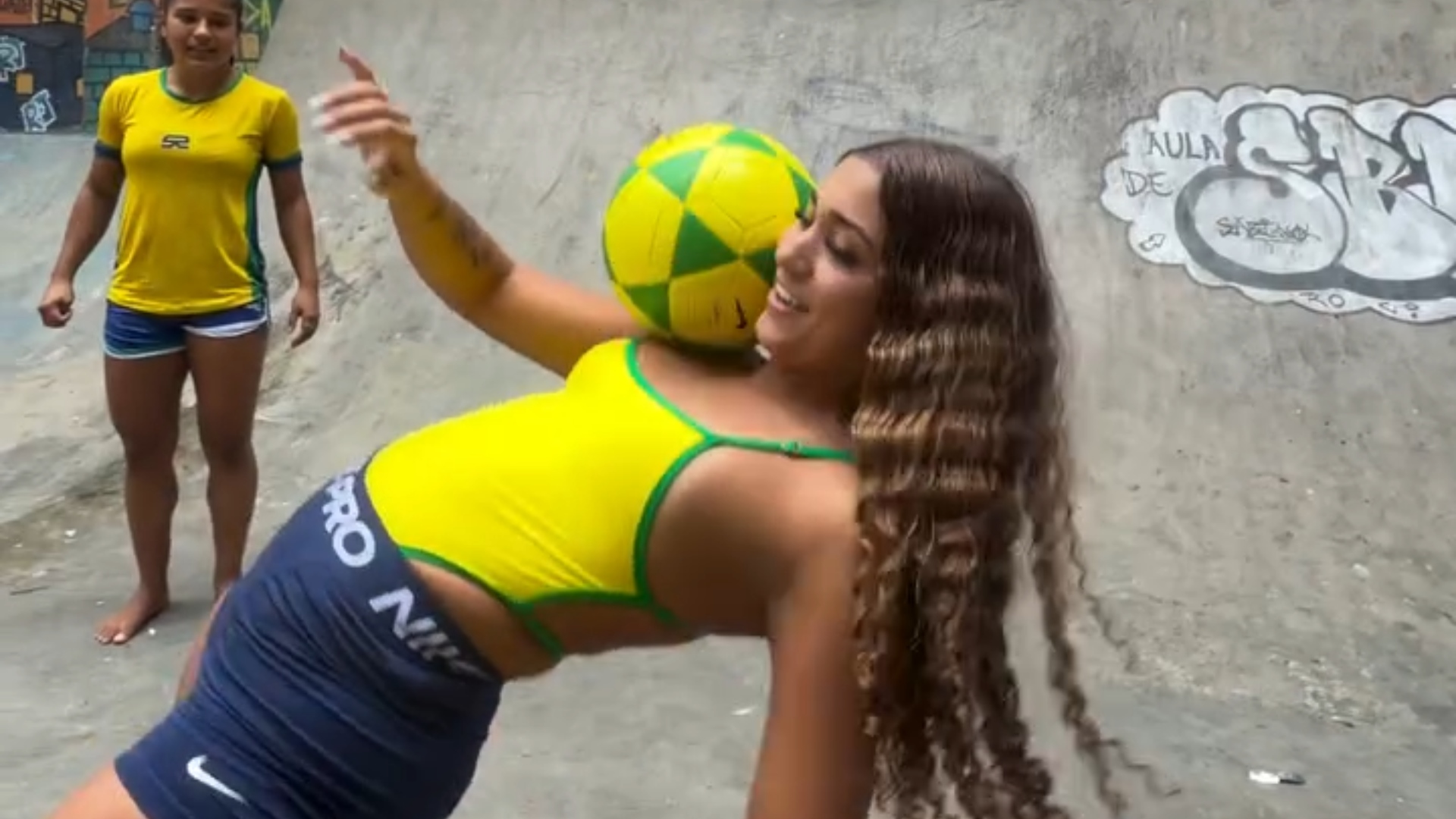 these-brazilian-women-juggle-a-football-and-inspire-admiration
