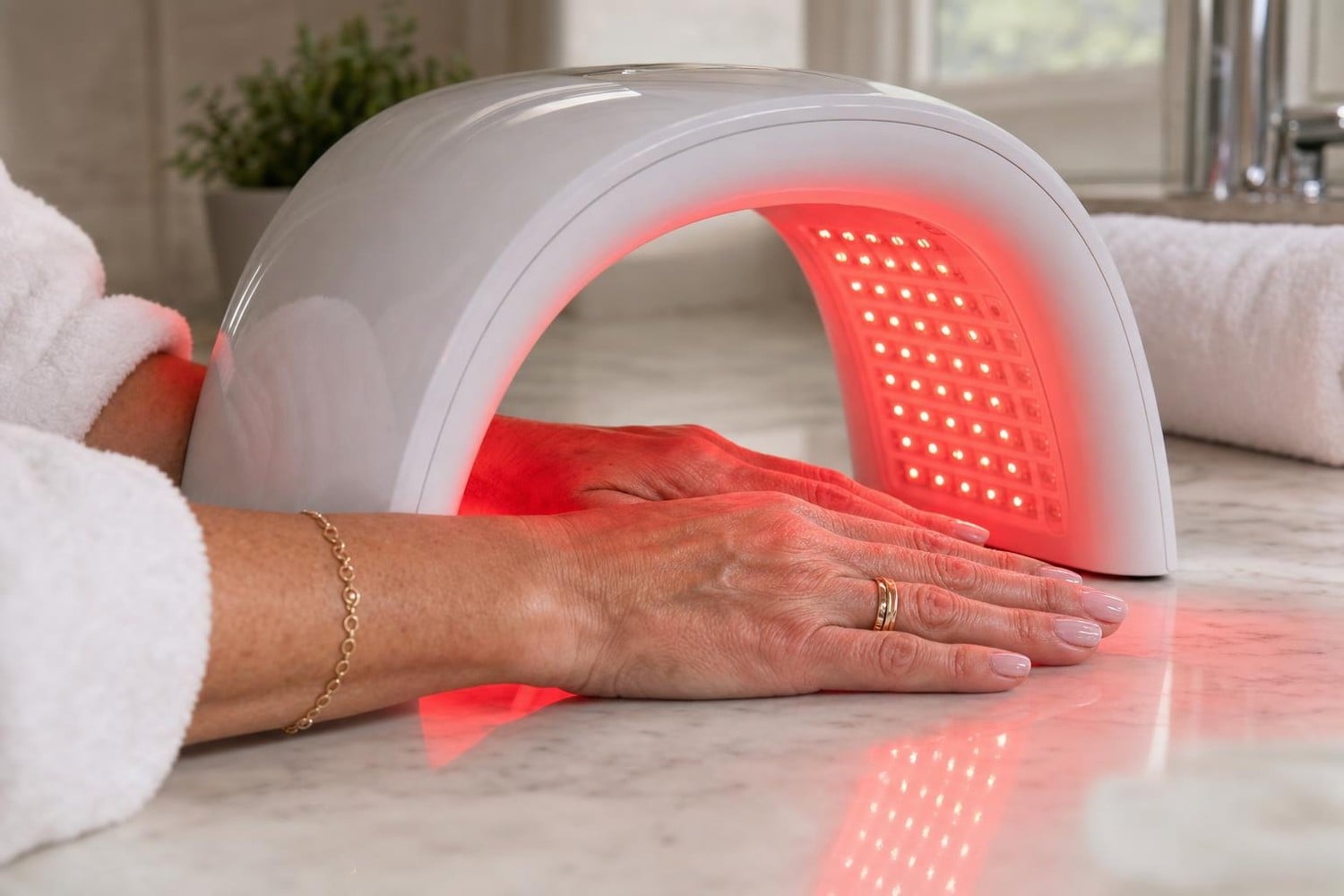 Anti-âge : une nouvelle technologie médicale cible le vieillissement des mains