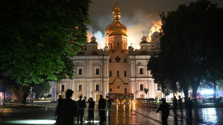 Le toit de la cathédrale de la Dormition de la Laure des grottes de Kiev est en feu, lundi 15 juin 2026, alors qu'une attaque massive russe cible la capitale ukrainienne.