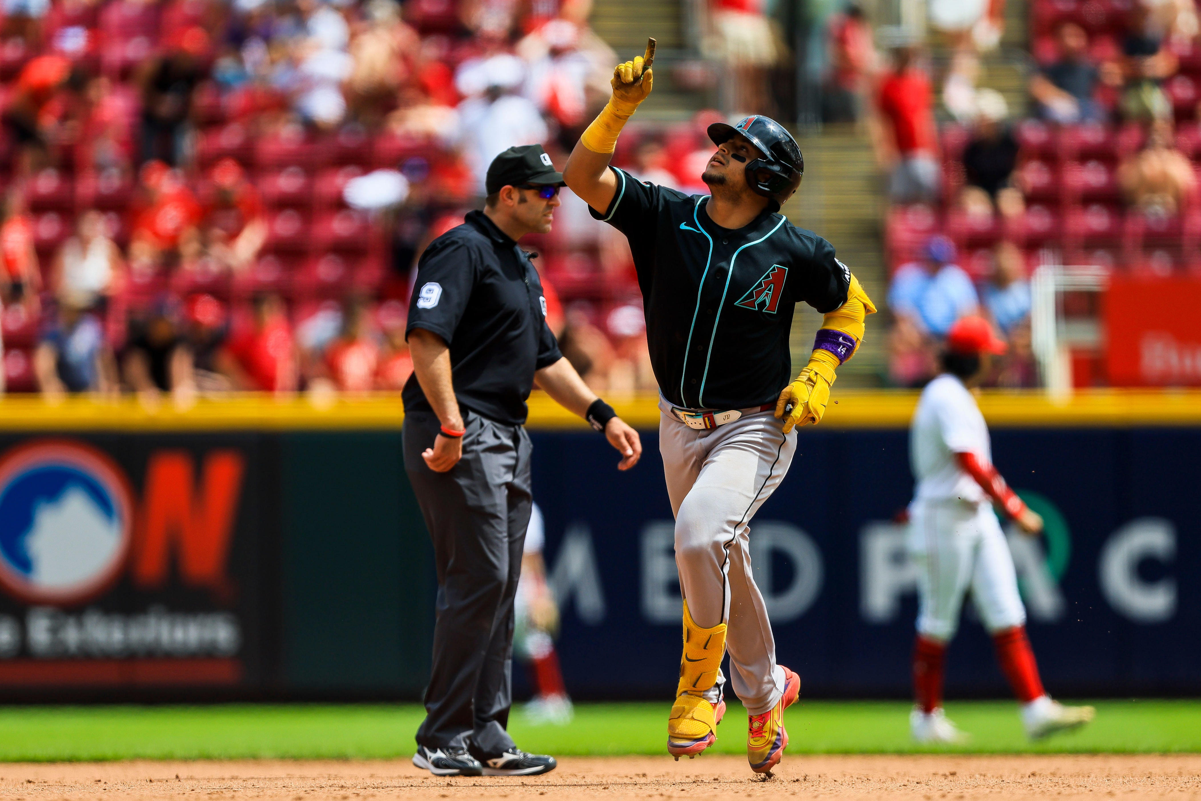 Diamondbacks take series over Reds after lengthy rain delay