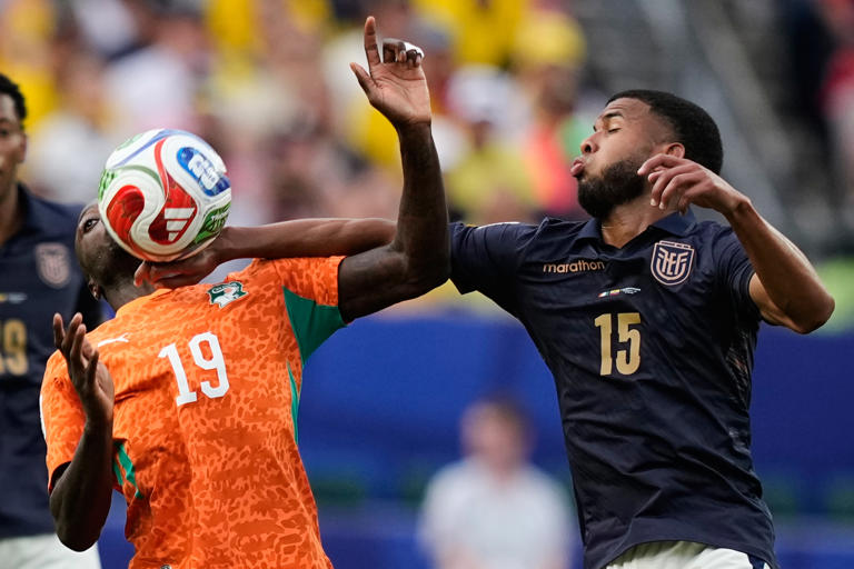 Pedro Vite, de Ecuador, disputa un balón con Nicolas Pepe de Costa de Marfil, durante un encuentro del Mundial, disputado el domingo 14 de junio de 2026 (AP Foto/Matt Slocum)