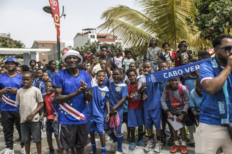 Torcedores chegam a um treino da seleção de Cabo Verde em Santa Cruz, Cabo Verde, em 23 de maio de 2026