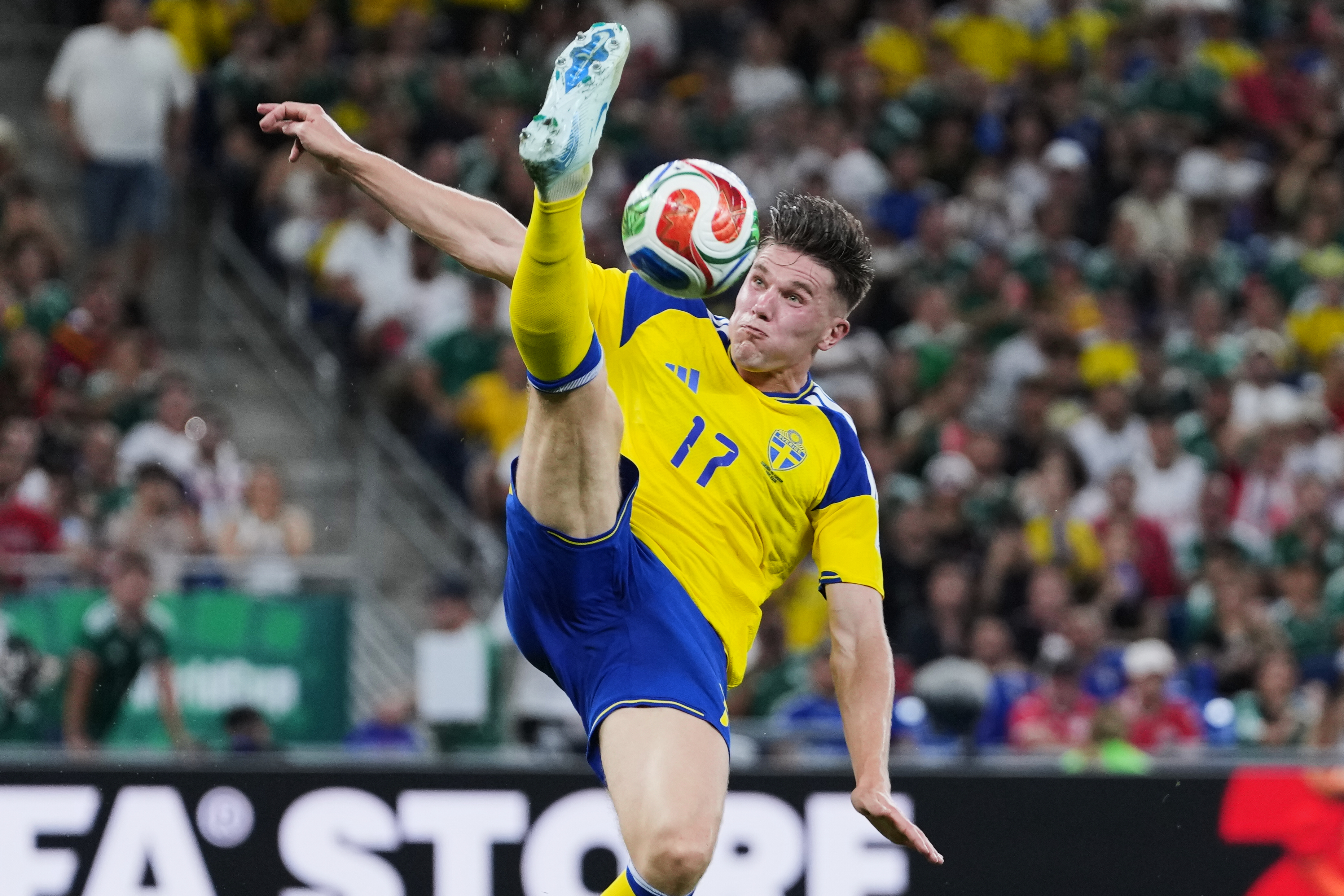 Viktor Gyokeres, de la selección de Suecia, intenta una chilena durante el partido ante Túnez en Monterrey, México, el domingo 14 de junio de 2026 (AP Foto/Matias Delacroix)