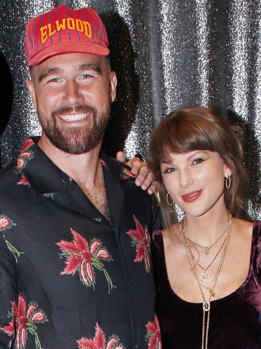 Taylor Swift’s scoop-neck theater dress proves velvet has a place in ...