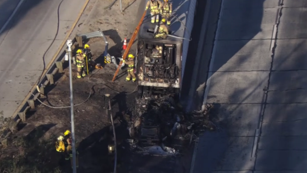 Big rig fire causes traffic snarl on 5 Freeway in San Fernando Valley