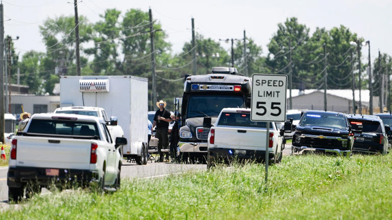 Warum das Flugzeug in der Nähe des Butler Memorial Airport abstürzte, blieb unklar. Einsatzkräfte der Autobahnpolizei unterstützten die lokale Polizei und das Sheriff-Büro der Region Bates County