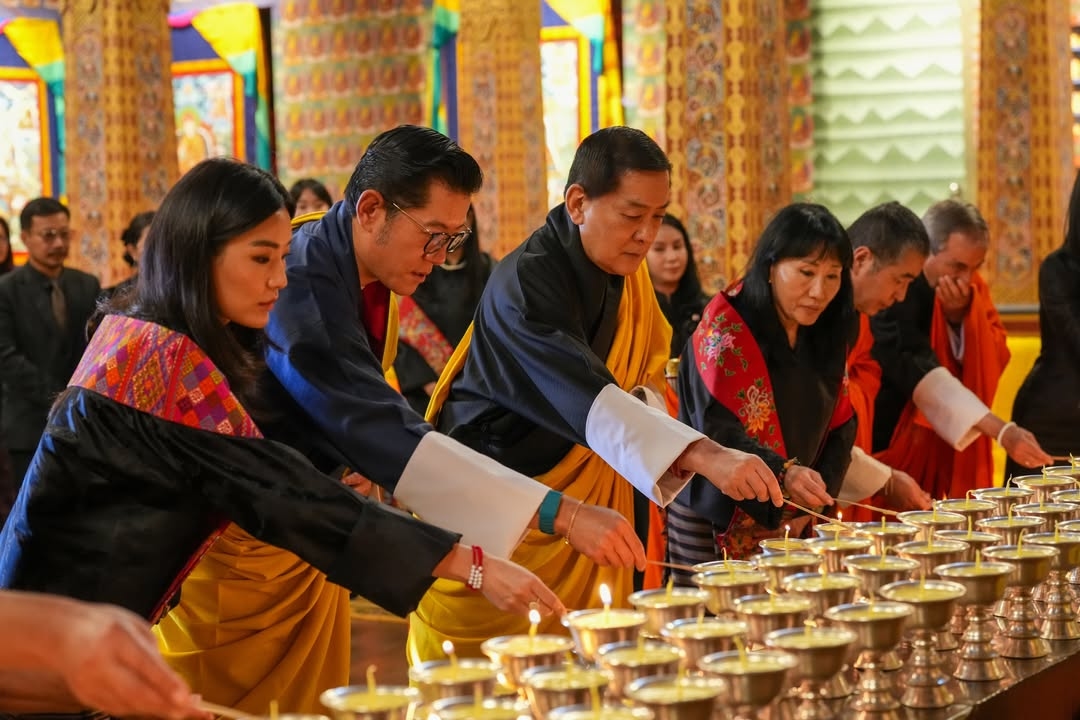 Vợ chồng Quốc vương Bhutan thắp đèn cầu nguyện cho Công chúa Thái Lan