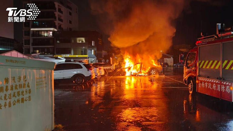 賓士車不明原因起火燃燒。（圖／民眾提供）