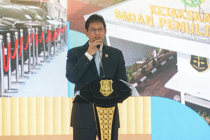 Menkeu Purbaya memberika paparan saat penyerahan hasil lelang barang rampasan negara senilai Rp1.029.874.376.628 kepada Kementerian Keuangan dalam acara yang digelar di Badan Pemulihan Aset (BPA), Jakarta, Senin (15/6/2026). Foto: Iqbal Firdaus/kumparan
