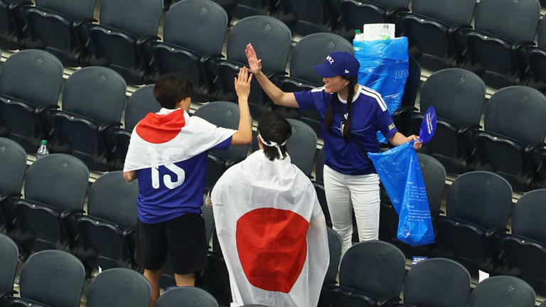 Jameis Winston joins Japanese fans in long-running World Cup tradition