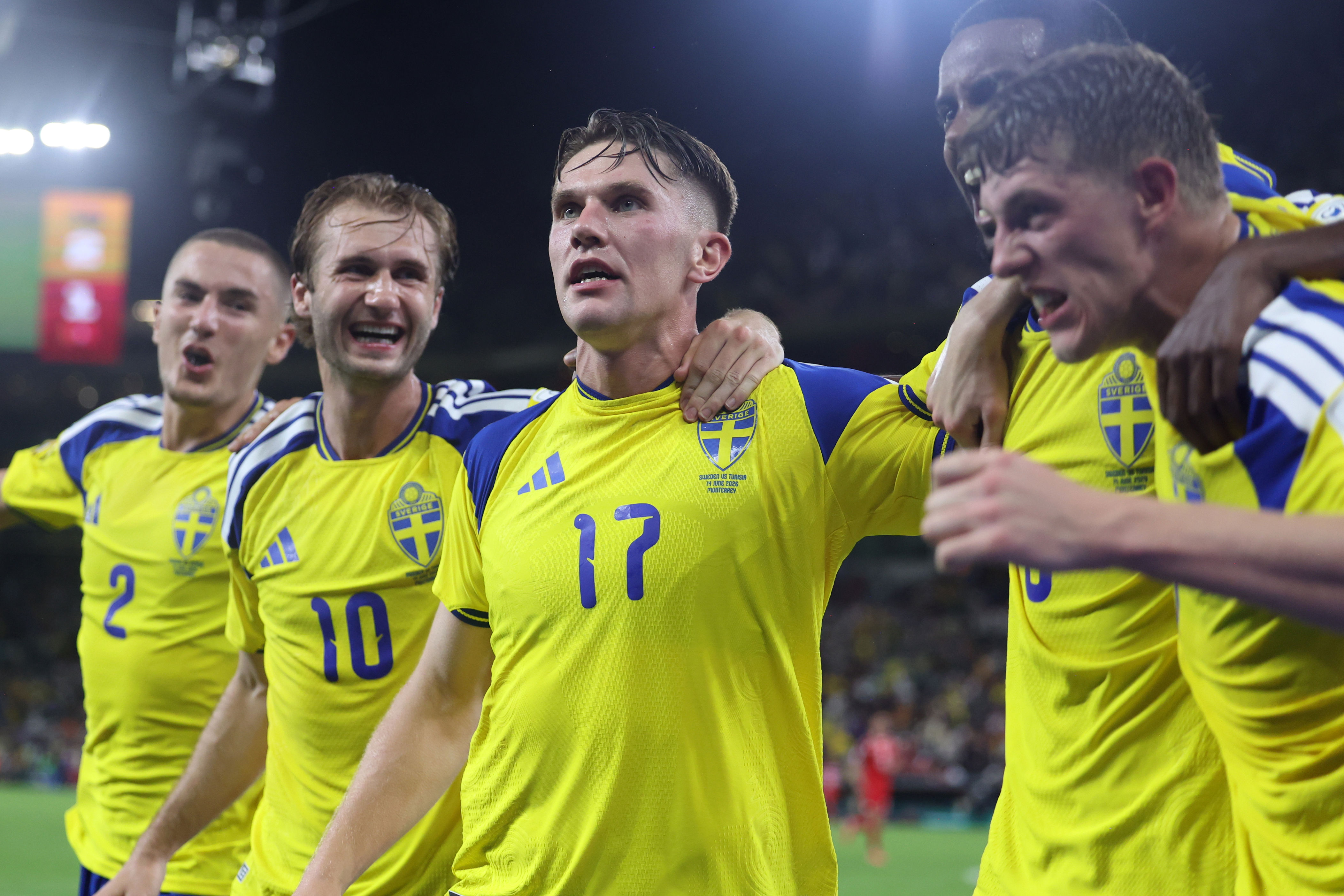 Viktor Gyokeres (17) celebra con sus compañeros de la selección de Suecia tras hacer un tanto ante Túnez en el Mundial, el domingo 14 de junio de 2026, en Monterrey, México (AP Foto/Sofia Yaker)