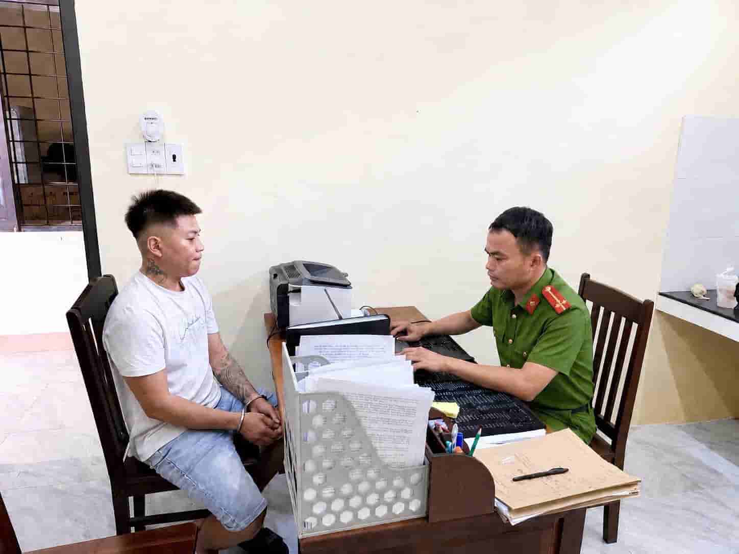 Vận động đối tượng bị truy nã ra đầu thú