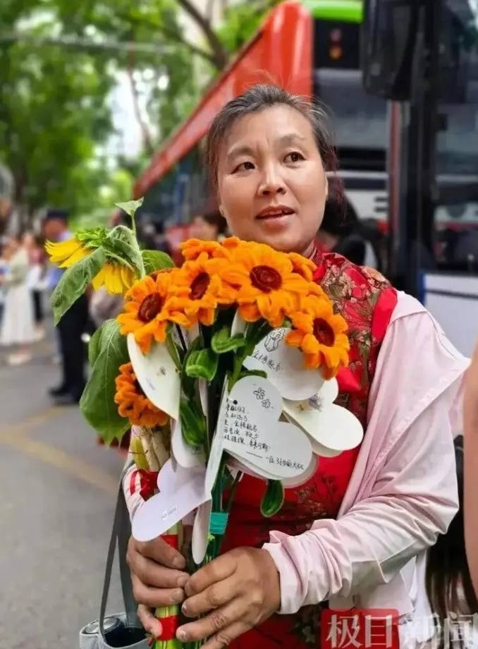 Nam sinh quỳ lạy mẹ nuôi sau kỳ thi đại học để cảm tạ ơn dưỡng dục