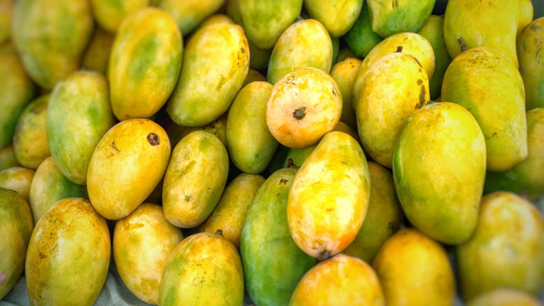 Why you should soak mangoes in water before eating them