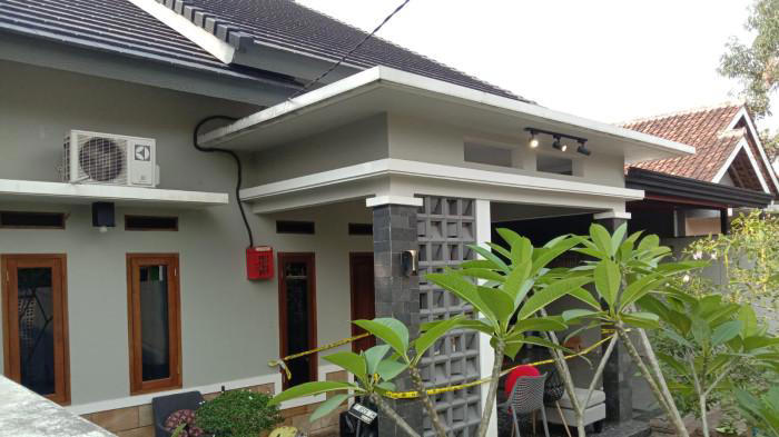 TEWAS MENGENASKAN - Rumah milik Yogi Saleh (40), Kepala Bidang Pengelolaan Aset Daerah BKAD Kabupaten Purwakarta, di Jalan Patinggi III, Kampung Karangsari, Desa Citalang, Kecamatan Purwakarta, dipasangi garis polisi, Senin (15/6/2026). Korban ditemukan tewas bersimbah darah di dalam kamar rumahnya pada Minggu malam.
