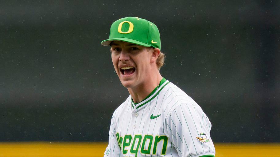 Oregon Ducks pitcher enters NCAA transfer portal