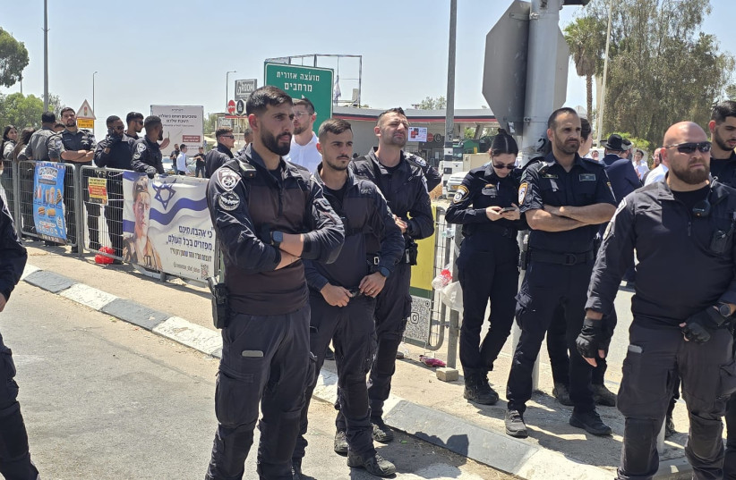 Police disperse haredi protest near Ofakim in response to draft-dodger ...