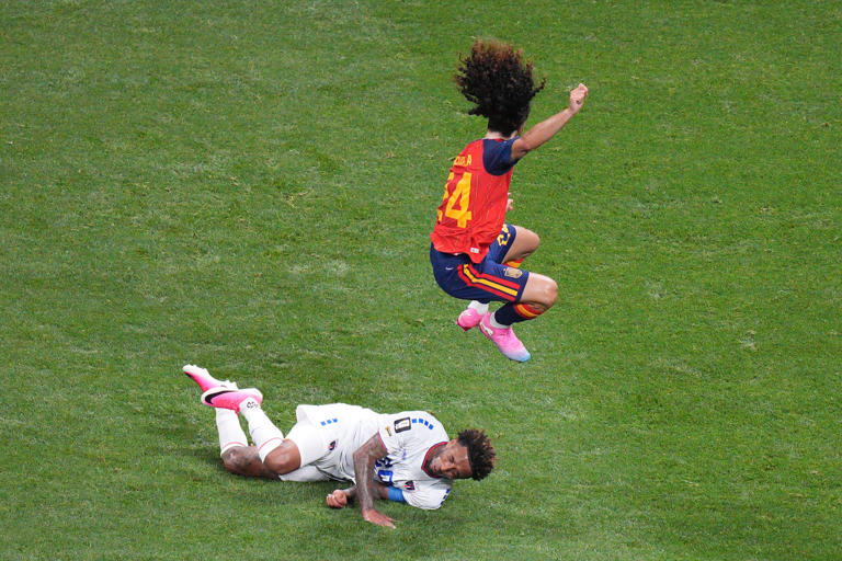 El español Marc Cucurella (24) salta sobre Ryan Mendes (20) de Cabo Verde durante el partido del Grupo H del Mundial, el lunes 15 de junio de 2026, en Atlanta. (AP Foto/Jacob Kupferman)
