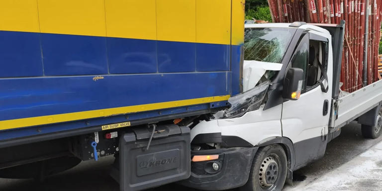 Auffahrunfall auf A2: Pritschenwagen-Lenker verletzt