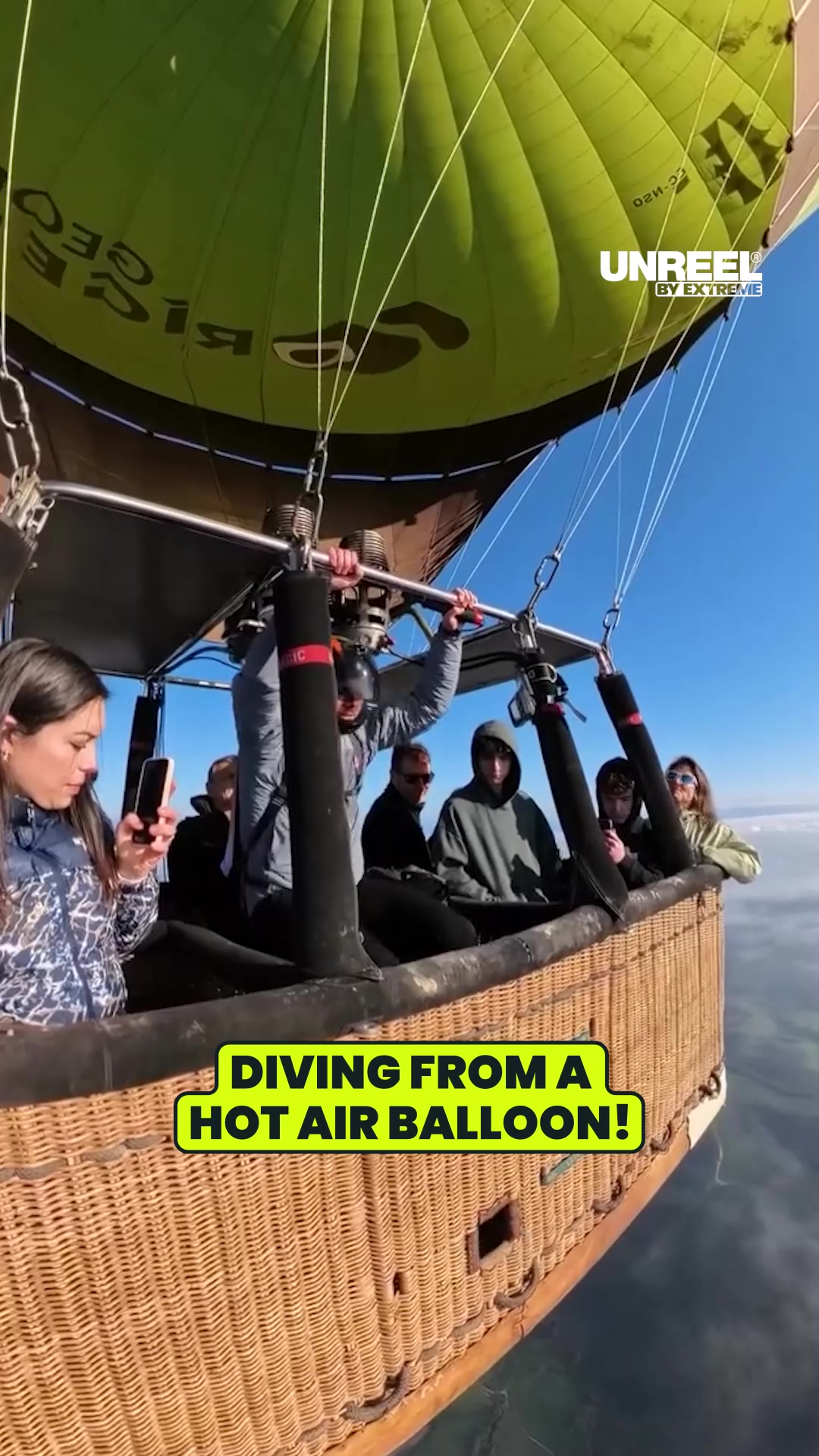 Hot air balloon BASE jump: Maxime’s extreme aerial stunt over Spain!