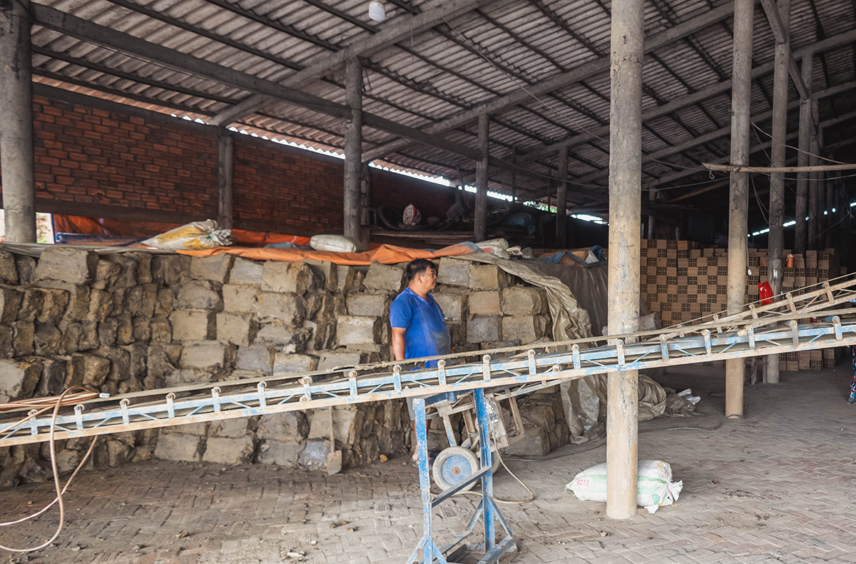 Thiếu đất sét, làng gốm đỏ trăm tuổi ở Vĩnh Long nguy cơ ngừng lửa