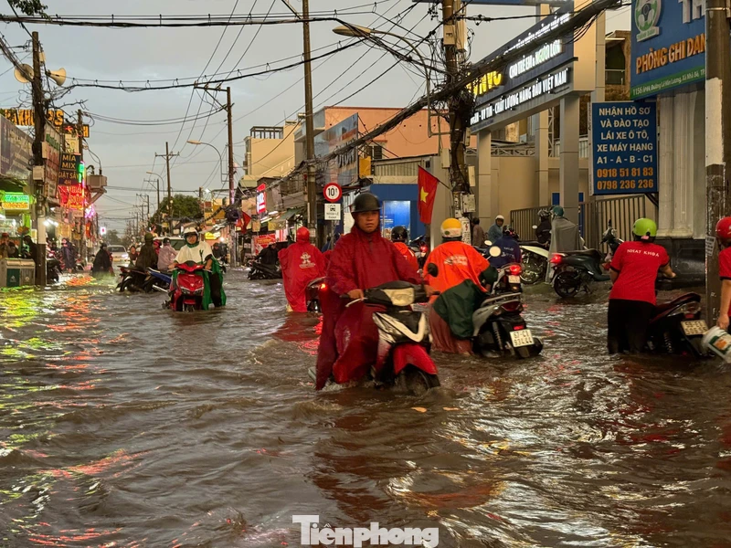 Mưa từ chiều đến tối, nhiều tuyến đường ở TPHCM ngập sâu