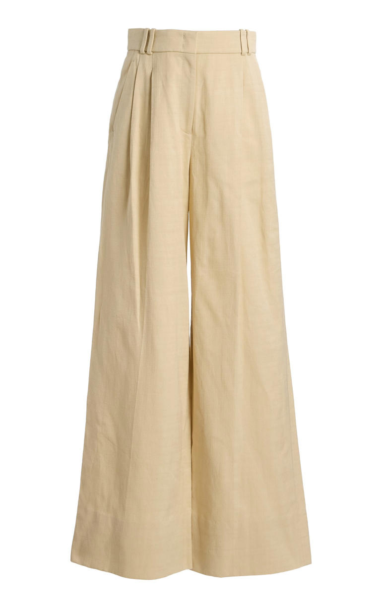 Pantalones palazzo color beige con sandalias y zapatos elegantes en ...