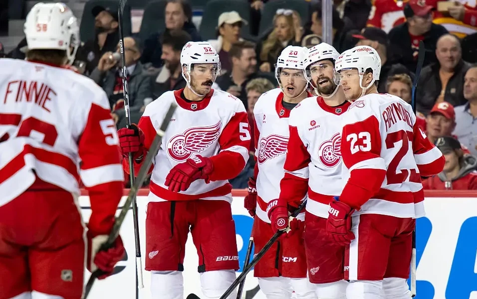 Red Wings sign Rochette as Larkin trade market widens
