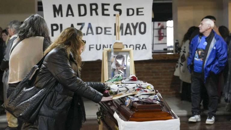 La atmósfera en el salón gremial estuvo marcada por la presencia constante de la memoria de su hijo, Alejandro M. Almeida